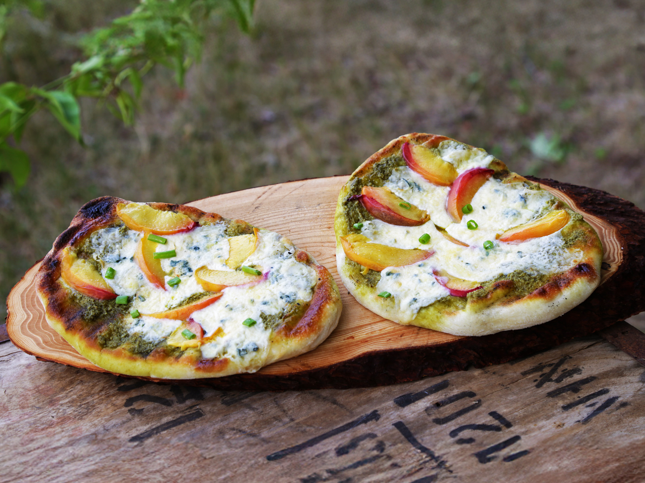 GRILLED PIZZA WITH PEACHES AND BLUE CHEESE
