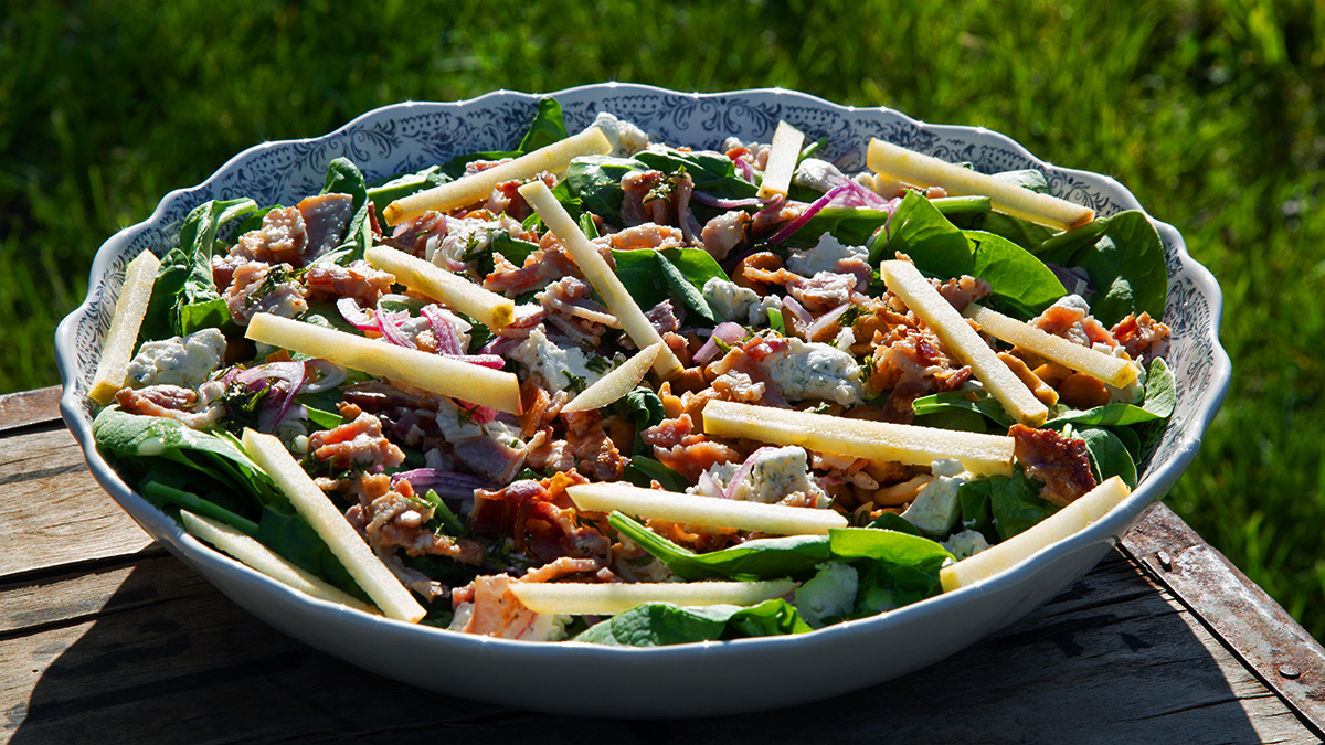 Fresh Spinach Salad with Bacon, Cashews, and Apples Recipe