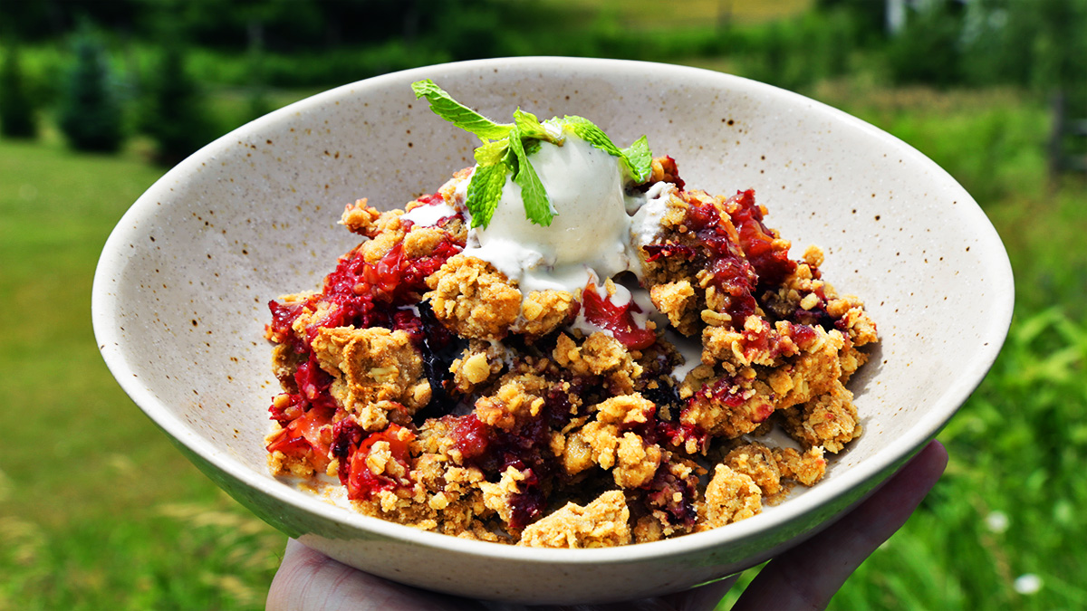 Irresistible Summer Wild Berry Crisp Recipe