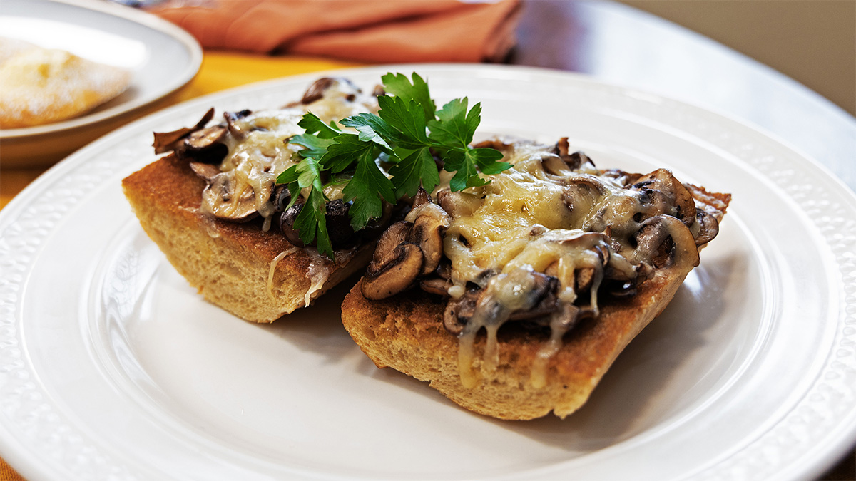 Golden Champignons en Persillade sur Baguette Recipe
